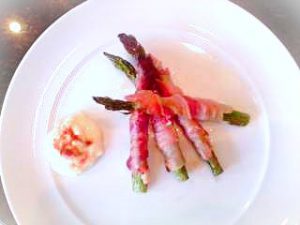 Crispy bacon with grilled asparagus